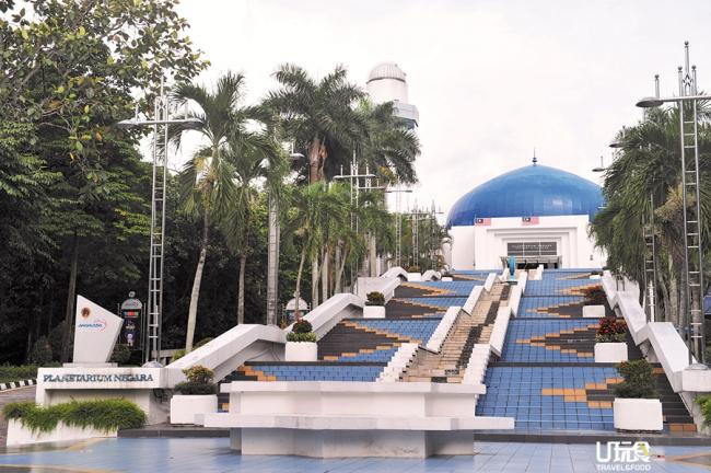建设于1990年的国家天文馆座落在吉隆坡植物园邻近，馆内设施繁多，包括户外天文台公园、展览馆、以太空为主题的野餐区、太空剧院及双筒望远镜观赏区等，开放时间从早上9时30分至下午4时30分。