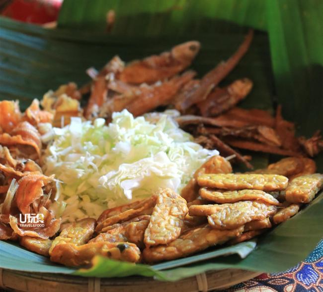 咸鱼与发酵黄豆饼（tempe goreng）均香酥脆口，跟「Ulam」搭配一起，增加味觉层次。