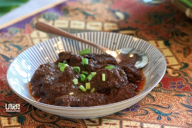 beef opor是彭亨州獨有的宮廷菜，類似仁當牛肉，專門以當地的香料與椰糖烹調而成，香氣馥郁、味道偏甜辣，很是下飯。