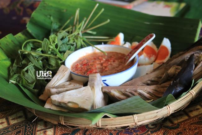 Ulam虽是「生」食，但有些食材还是经过汆烫，如香蕉花及未熟的菠萝蜜，虽然经过汆烫去生，但是吃起来还是略涩。
