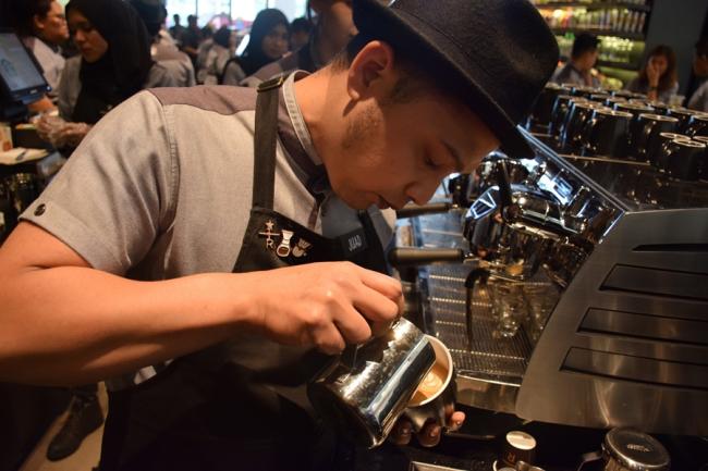 咖啡师Juad使用Black Eagle espresso咖啡机冲泡手工咖啡，该咖啡机仅佰乐泰购物广场的星巴克Reserve™才有。