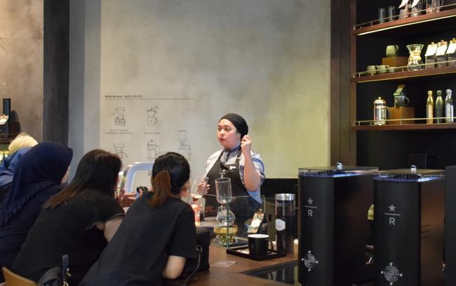 顾客可近距离与咖啡师互动，咖啡师Ayesha解释不同的咖啡冲泡设备及使用方式。