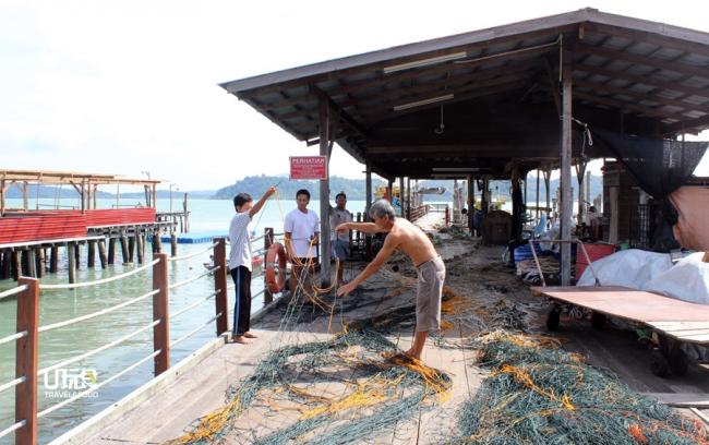 房客偶尔也有机会在码头上见识渔民补织渔网的传统工艺。