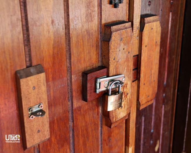 客房设计以峇厘岛传统家居为蓝本，就连门锁也是采用木栓及锁头方式。
