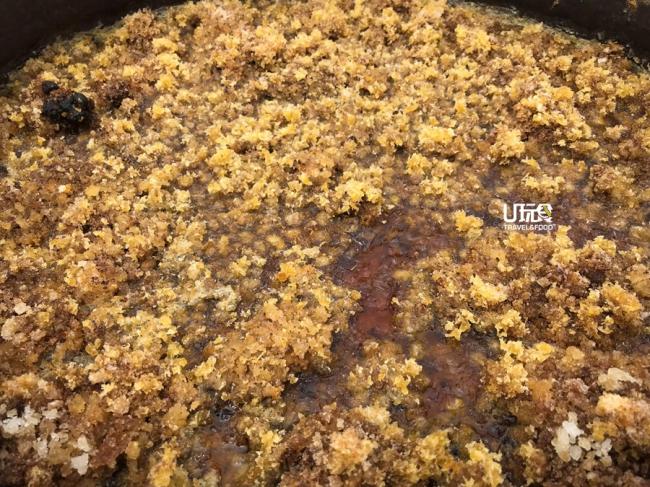 打开瓮盖的腌制酱油上层有一层结晶后的盐巴。