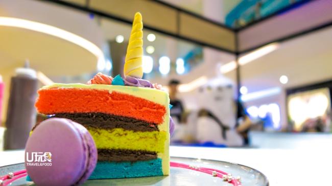 <b>Unicorn Cake </b>最后一道是Merry Me 标准独角兽彩虹蛋糕，甜滋滋甜品推出之后成功俘获少男少女。<i>售价：15令吉</i>