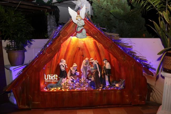 村民在屋前置放耶稣在马槽诞生的塑像，让后人知道耶稣的事迹。