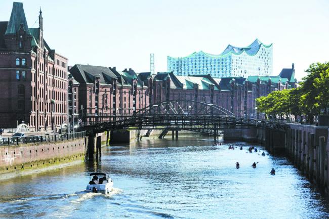 汉堡（Hamburg）是德国的第二大城市，也是一个世界的大港口。虽然在1943年、第二次世界大战期间，这整座城市几乎都被炸成平地，但经过多年的努力，汉堡如今已恢复它原有美丽的风貌。