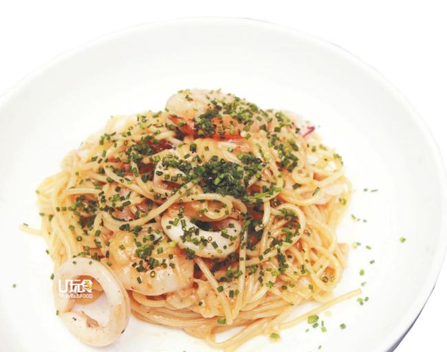 <b>Crustacean Inspired Garlic Noodle</b> 以虾、鱿鱼、蒜米、帕玛森芝士及秘制酱料堆砌成，看起来像蒜香意面，​​但是味道更鲜美，层次感更佳！<i>售价：35令吉</i>
