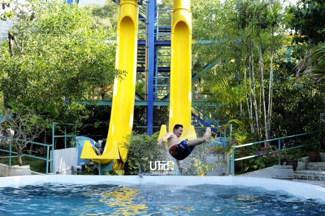 香蕉滑水道的刺激度并非人人都能接受，玩乐者从高处垂直滑下后会被弹飞，才跌落水池。