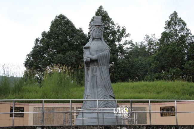 一尊18尺高的圣母雕像守护着天后花园。