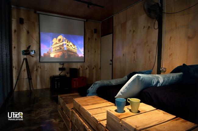 农家小屋底层的大部分空间，则作为同时能当睡房也能当小电影院，让入住者们得以一起度过欢愉的时光。