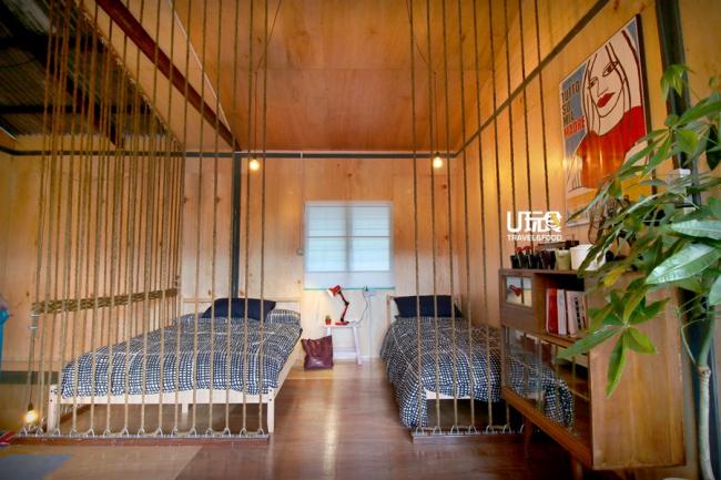 楼上两间睡房的其中一间，分别设有一张双人床及一张单人床，但最为吸睛的是其开放式的设计，仅用数条直立的麻绳作为间隔。
