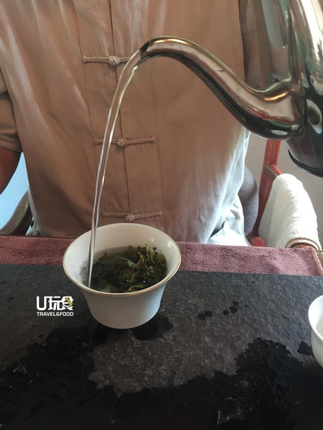 每一种茶适合不同的茶壶不同的泡法，南乌龙黄金桂适合在盖杯里冲泡，才能更快散发出其香气。 （南乌龙黄金每泡15令吉）