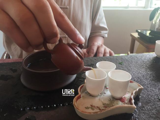 福建北乌龙茶适合用潮州泡的方式冲泡，张振威先将茶叶捏碎放入小茶壶，之后再用高冲泡出茶汤的香气。