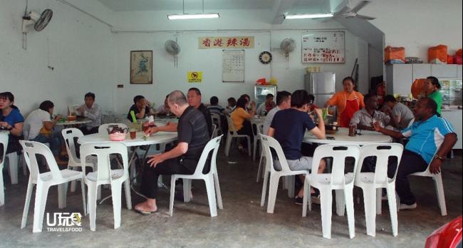 座落在侧巷的「香港辣汤」，是当地家喻户晓的老店家;不少人来到这里，都会点上辣汤，花雕鸡和猪脚酸等多道菜肴，享受暖呼呼的一餐。