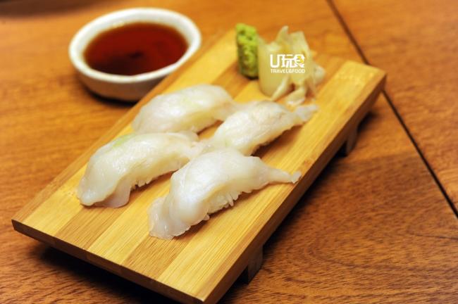 <b>河豚寿司</b> 河豚刺身抹上芥末，再盖在寿司饭团上，微酸的饭团衬托出河豚的鲜甜。