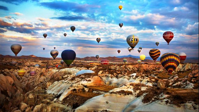 除了奇石，土耳其还有其他大自然美景，如白茫茫一片的盐湖和棉花堡，旅客更可坐热气球俯瞰卡帕多奇亚的美景。