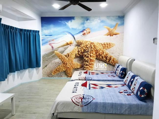 马六甲爱琴海民宿的主人房以海星的立体墙纸装饰，带出浪漫的海洋风。