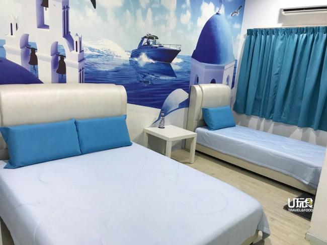 深蓝色的枕头、浅白色的床单，配搭爱琴海的墙纸，让人流连忘返。