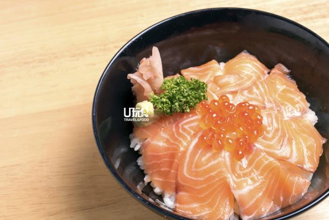 日本餐之所以引人入胜，全因日本和食要求色自然、味鲜美、形多样、器精良，而且食材和调理方式重视季节性
