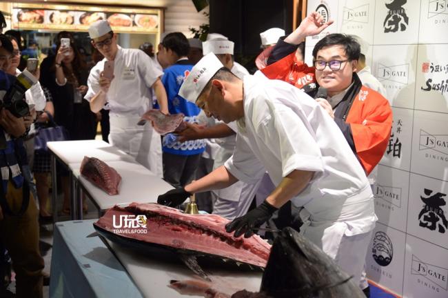 开幕礼当天，日本师傅示范现宰将近50公斤的吞拿鱼，并宴请在场的每一位宾客品尝。