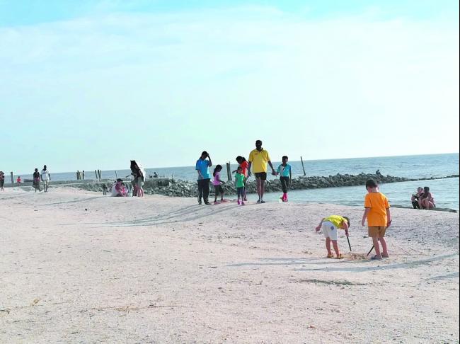「熱浪沙灘」是適耕莊著名景點之一，是遊客前來魚米之鄉適耕莊必來的一站。