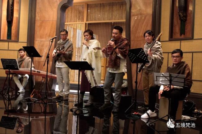 马来西亚著名音乐人周金亮（左2）偕同团队，远赴牛首山佛顶宫呈献梵声音乐会，为书画展锦上添花。