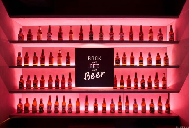 第二家青年旅社特设了Book and Beer and Beer专柜，在阅读书籍、住宿之余，还能喝上一杯源自京都的美酒。