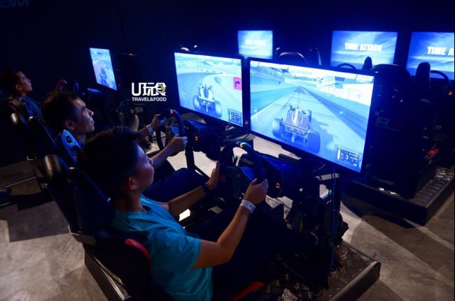 <b>Race Room</b>  除了高科技游戏，这里也提供传统的游戏机供消费者选择。赛车房里都是时下最新的赛车模拟游戏机，里头包含了所有F1赛车道，喜欢赛车的玩家肯定能玩个过瘾。