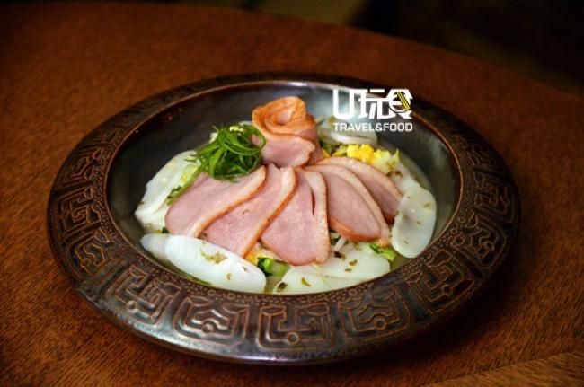 <b>烟鸭雪菜上海年糕</b> 雪菜与鸡汤慢慢焖煮，搭配咸香的烟鸭，颇有家常风味。<i>售价：43令吉</i>