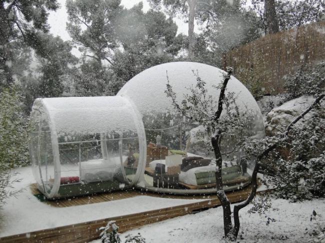 冬天下雪后的水晶球旅馆蒙上了白茫茫的雪，就像水晶球一样动人，充满了童话般的幻想。