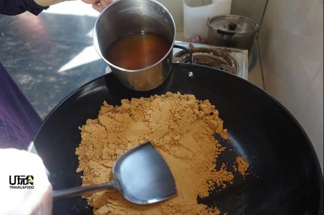 炒好面粉后，必须臣热加入猪油及葱头油，再拌炒均匀。