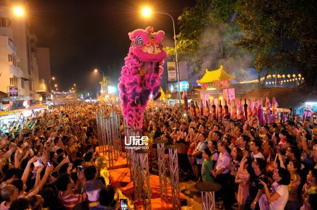精彩的髙桩舞狮表演，將现场气氛推向最高点，人潮从街头至街尾將海墘挤得水泄不通。