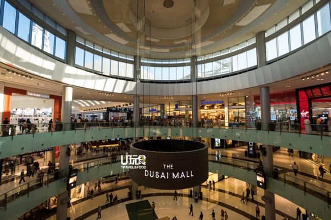 世界最大的购物帝国——迪拜购物中心（Dubai Mall）拥有相当于50个足球场的面积，光停车位就有1万6000个。若想好好逛完里面来自世界各地的名牌，起码需要一天的时间。这幢购物中心里还设有一座游弋着鲨鱼的水族馆、一座室内主题公园、一个溜冰场和一座可同时放映22部电影的影院。