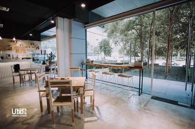 BetterMe Atelier工作坊兼咖啡厅装潢以素色为主，左右侧的落地玻璃装置以及窗外的花草树木作为屏障，让工作坊仿佛置身在树林之中。