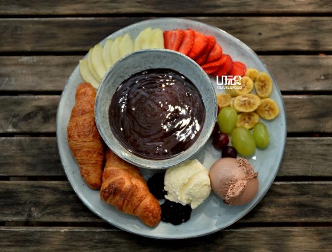 Chocolate Fountain 采用比利时巧克力制成的巧克力喷泉是Bukku刚推出的新品。若不想单喝饮料，可以试试以水果、可颂、雪糕等搭配的巧克力喷泉。