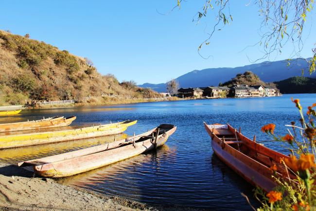 泸沽湖面积五十多平方公里，海拔2690公尺，是云南海拔最高的湖泊，也是云南第二深的淡水湖。