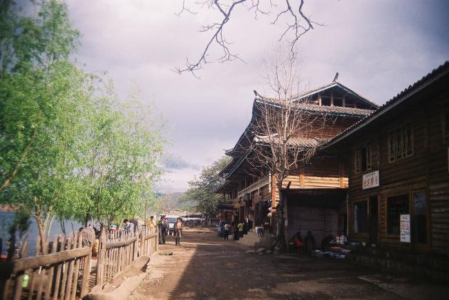 泸沽湖四周有十几个村庄，如落水村、里格村、大嘴村等。这些村庄里居住的全是摩梭人，其中南岸的水村，是开放旅游最早的景点，全村有72户摩梭人，全都姓曹。