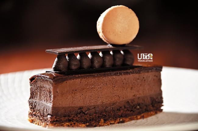 Le petit-Antoine千层巧克力蛋糕，用了6种纯度介于36%至71%的巧克力，6层不同的巧克力层次，质地轻盈不腻。