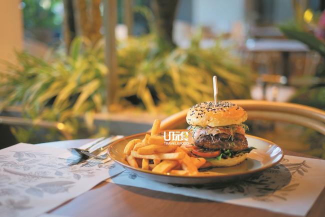 <b>Wagyu Burger</b> 以豆芽、牛油果、紫菜、腌泡酸姜及鳗鱼酱为原料，配上澳洲牛肉饼的和牛汉堡，是目前店内热销美食。<i>售价：42令吉50仙</i>