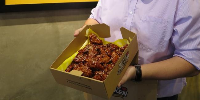 Ne Ne Chicken 大马营运董事黄凯政拿着热辣口味，喜欢挑战辛辣口味的朋友可以挑战韩式热辣炸鸡，感受唇舌发麻的快感。