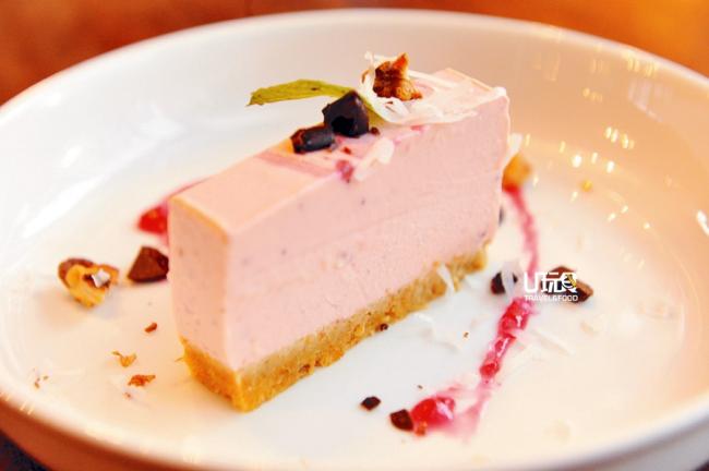 <b>Blueberry Cheesecake</b> 蓝莓芝士蛋糕，酸甜适中，带清爽的香气，摆盘也相当精致。售价：店洽
