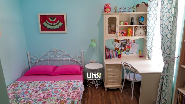 原本为女儿而设的房间颜色，以介于青色与蓝色之间的粉蓝色，搭配代表女孩的粉红色，呈现出一种甜美清新风格，墙上挂着女儿的童装。