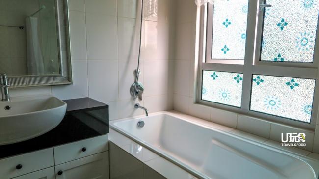 主人房配有浴缸与淋浴，连玻璃窗也是民宿精心设计的一部分。