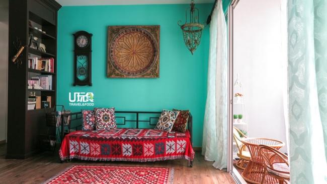 客厅运用鲜艳色彩与充满异域风情的图腾，搭配刺绣、印花，诠释属于波西米亚风独有的浪漫情怀。