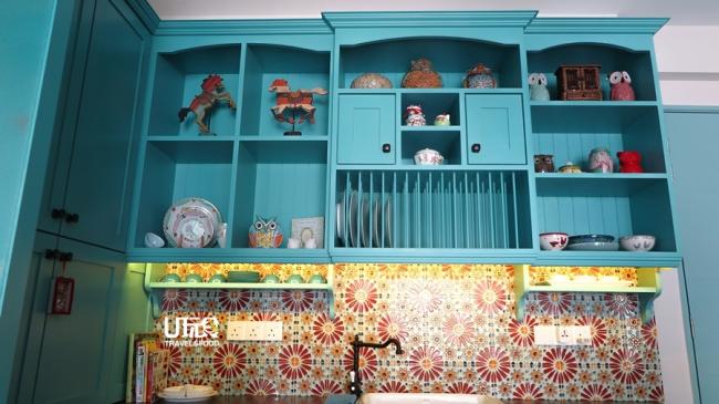 陈晓慧是个猫头鹰狂粉，柜子上的摆设品除了陶瓷、餐具、木马，剩下的都是猫头鹰造型物物品，而厨房最大的特色在于她将突尼西亚特色瓷砖融入厨房设计，在视觉上达到一种低调的华丽效果。
