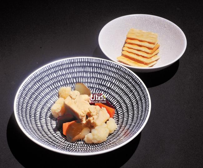 <b>Tofu Misozuke, Housemade Tsukemono, Crackers</b> 味噌渍豆腐，豆腐与味噌一同腌制，豆腐变得像腐乳又像芝士，咸香温润，搭配上腌素菜，整道菜呈现出日本渍物之美。<i>售价：36令吉</i>
