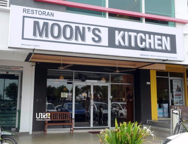 由巫裔厨师掌厨的Moon's Kitchen，以招牌龙虾和各式肉扒料理闻名，是布特拉高原的著名西餐厅。