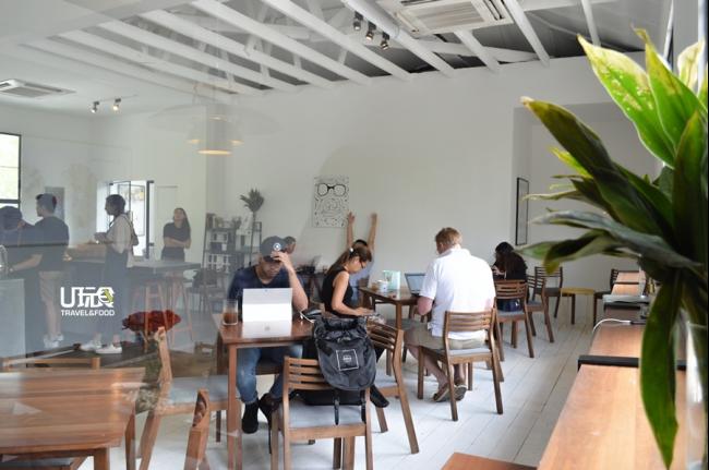 咖啡厅没有过多繁杂的设计，透明玻璃窗让阳光可以穿透每个角落。